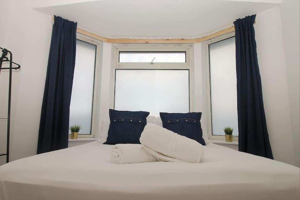 Large Modern House By Property Promise Κάρντιφ Εξωτερικό φωτογραφία