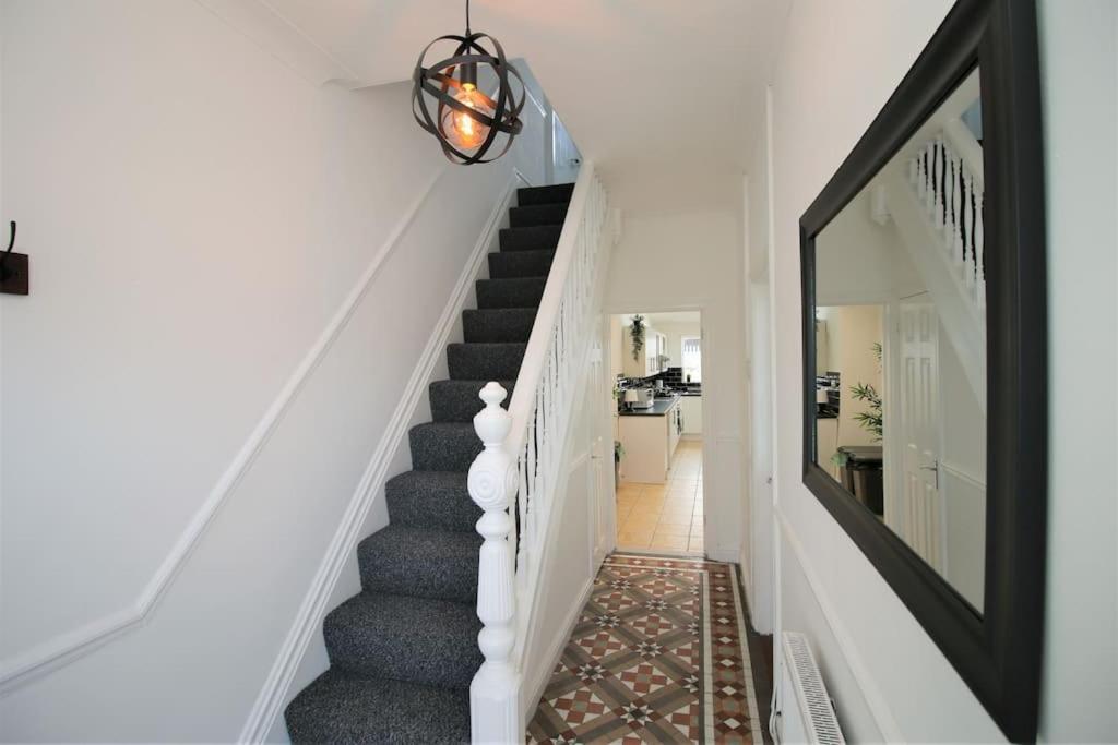 Large Modern House By Property Promise Κάρντιφ Εξωτερικό φωτογραφία